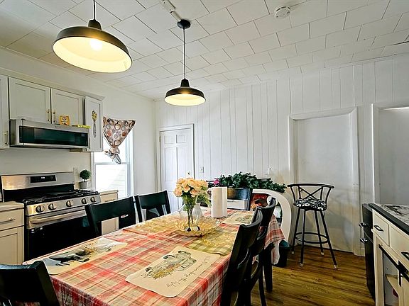 4th image of 401 Buffinton St