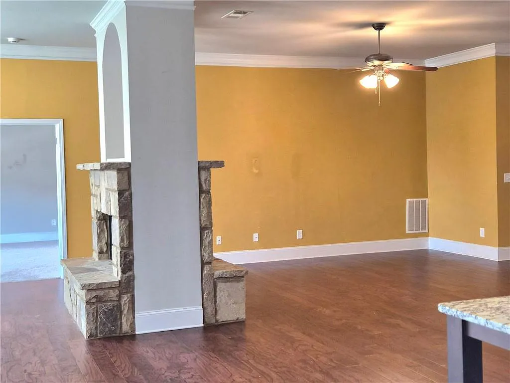 4 bed, 3.5 bath, 2839 sqft, $2,700 — Photo 4