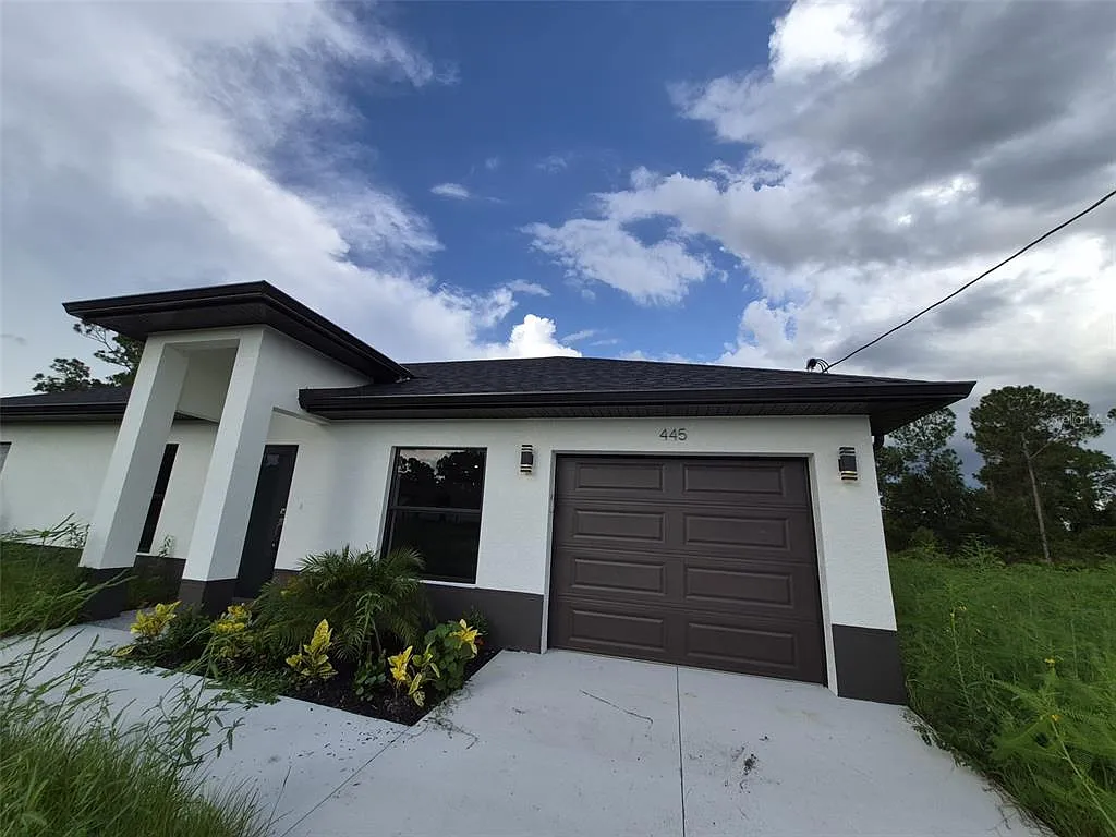 3 bed, 2.0 bath, 1094 sqft, $1,900 — Photo 2