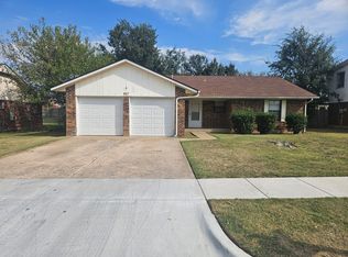 817 SW 27th St, Moore, OK 73160