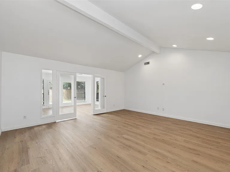 2705 Lawndale Dr — Photo 17