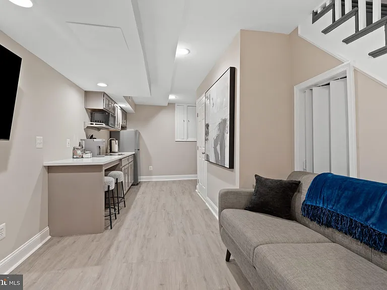 2219 E Chase St — Photo 44