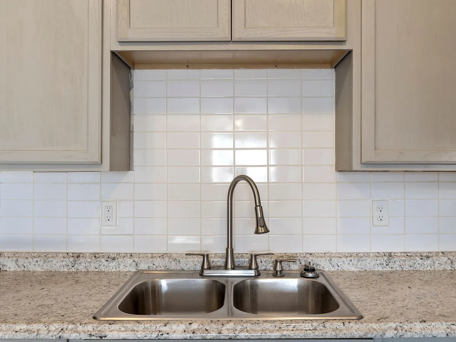 Crossroads Villa Apartments — Photo 1