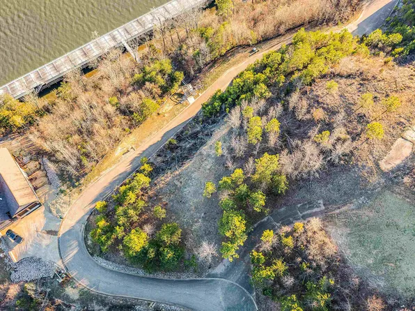 21 High Pointe Dr, Savannah, TN 38372