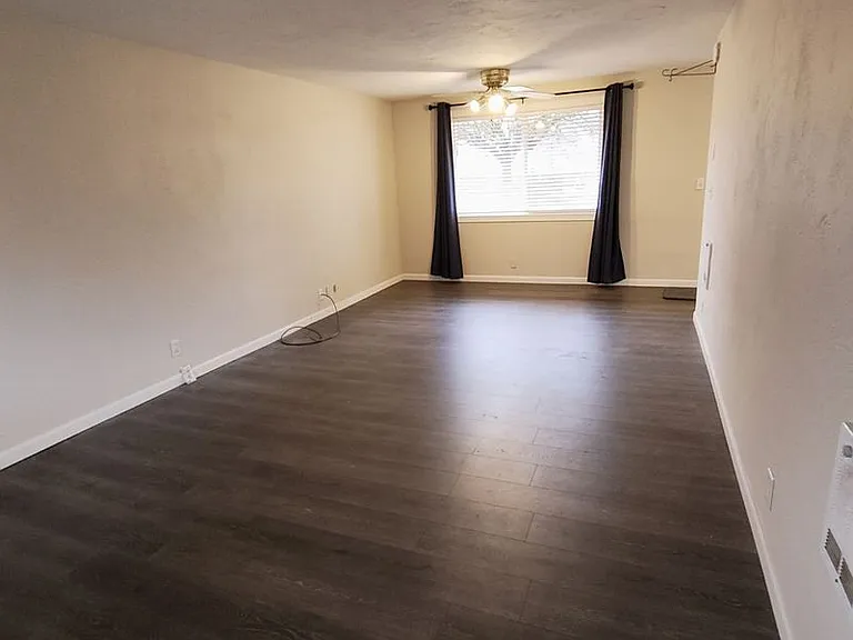 Nice Two Bedroom Duplex In Bethel Area — Photo 16