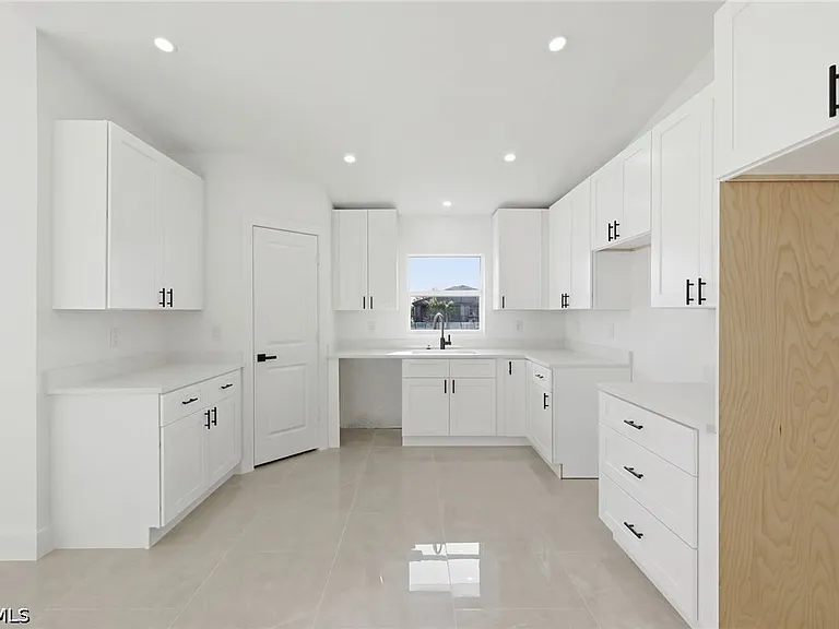 2105 NE 1st Ave — Photo 33