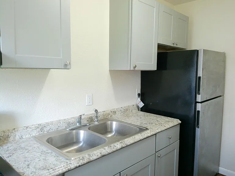 638 Glazebrook St #1 — Photo 6