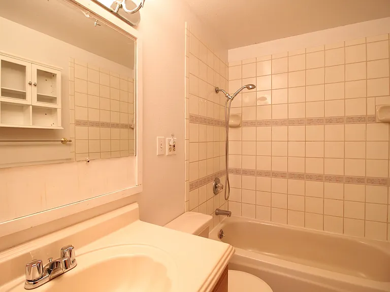 441 NE Regatta Dr — Photo 6