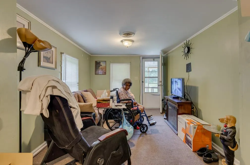 417 Baldwin Cir — Photo 3