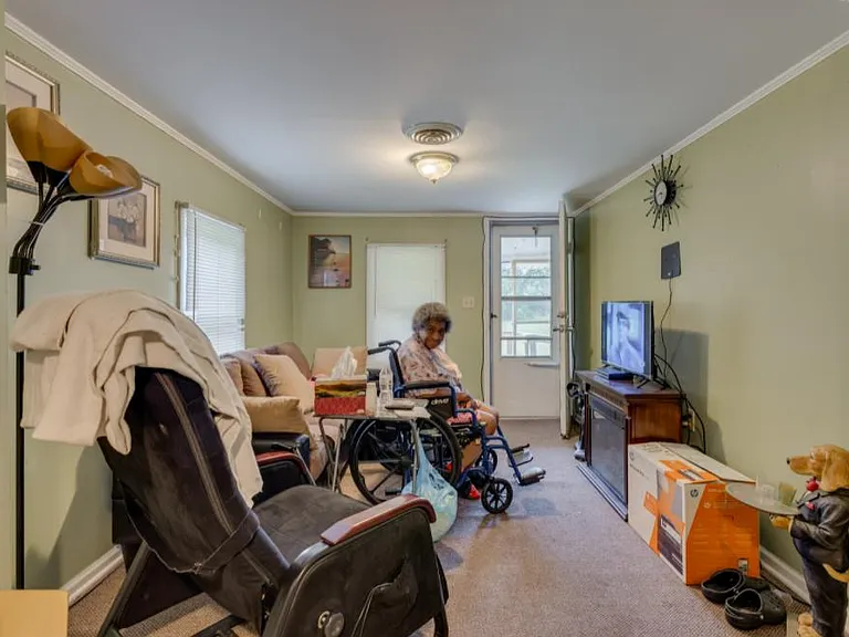 417 Baldwin Cir — Photo 3