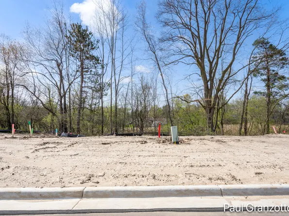3052 Creek Dr SE, Grand Rapids, MI 49512