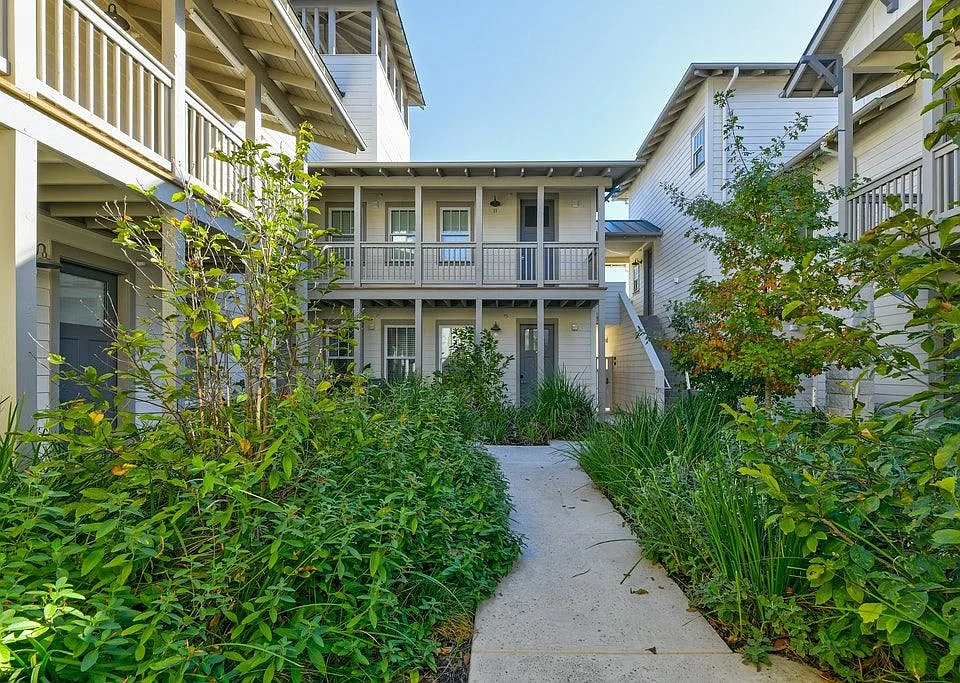 215 Rock St #2