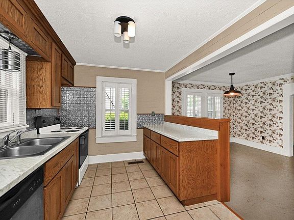 3rd image of 1318 5th St SE