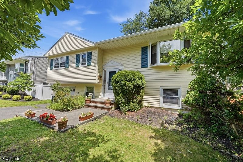 1st image of 194 Elmwood Dr