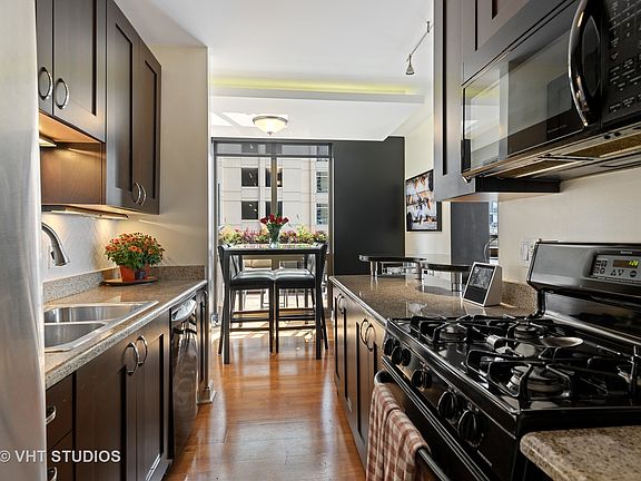 4th image of 635 N Dearborn St APT 702