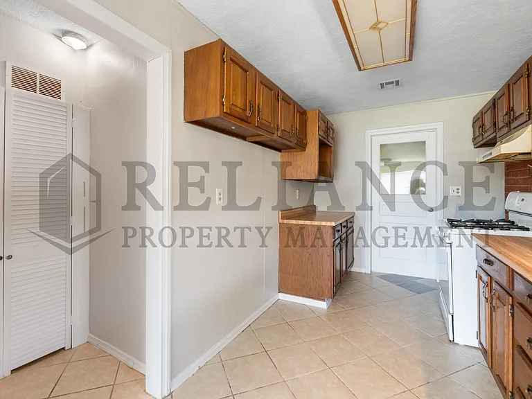 902 W Wallingford St — Photo 15