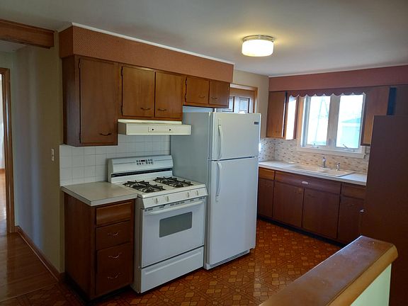 3rd image of 116 Nantucket Dr E