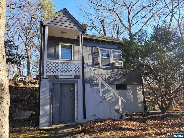 3 Elm St, Wanaque, NJ 07420