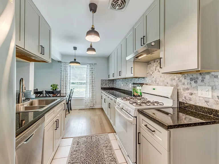 242 Harvest Ct — Photo 4