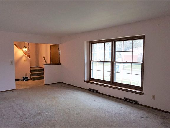 3rd image of 221 W Theis St