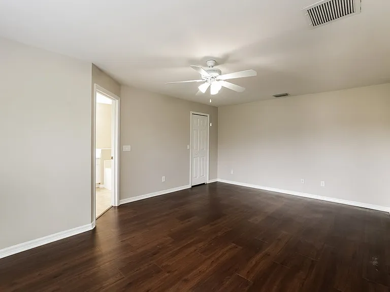 313 SE 26th Ter — Photo 11
