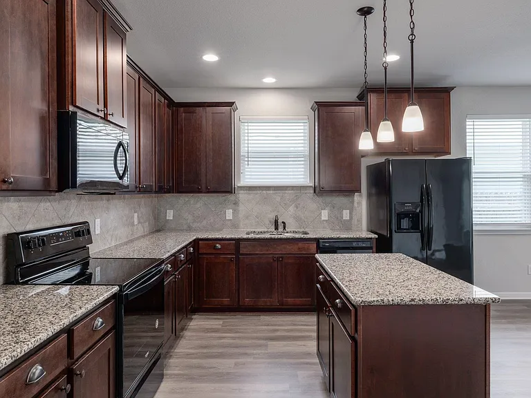 320 E Broade St — Photo 13