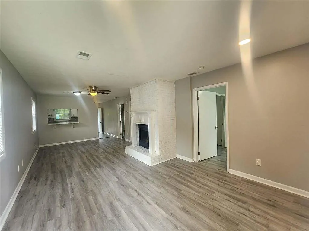 2 bed, 1.0 bath, 2016 sqft, $1,300 — Photo 2