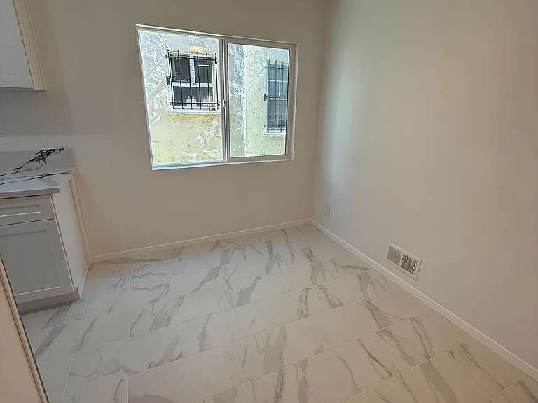 656 S Cochran Ave #4 — Photo 3