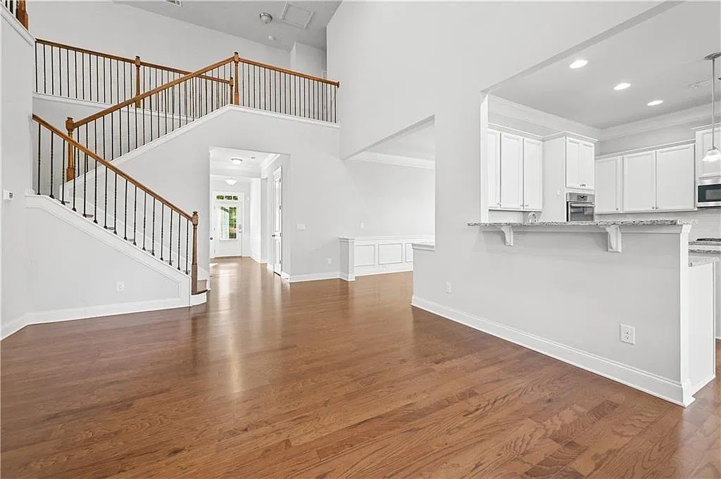 5 bed, 4.5 bath, 2490 sqft, $3,400 — Photo 3