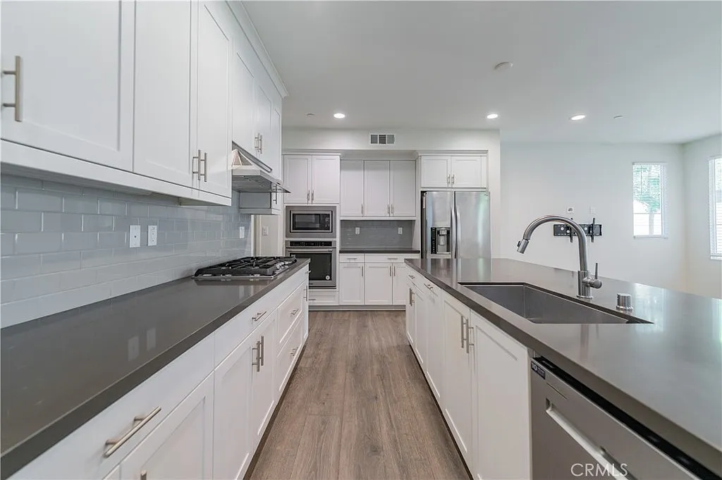 3 bed, 4.0 bath, 1991 sqft, $5,100 — Photo 4