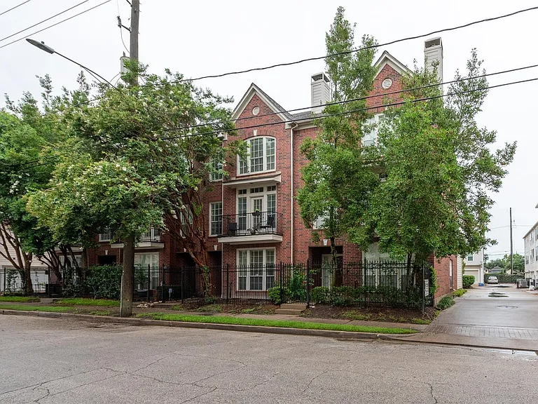 1310 W Webster St — Photo 31