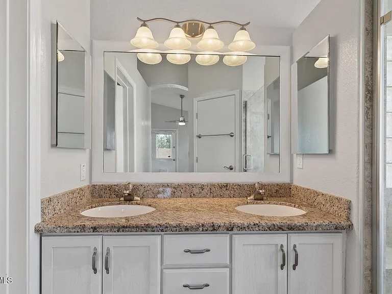 1948 E Carla Vista Dr — Photo 23