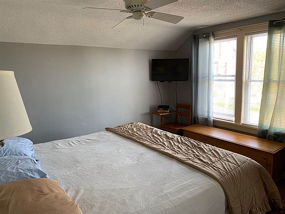 4th image of 1 Laurel Ave
