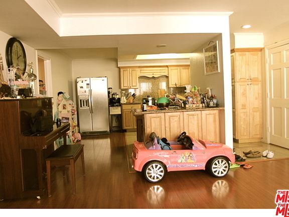 3rd image of 631 S Kenmore Ave APT 301
