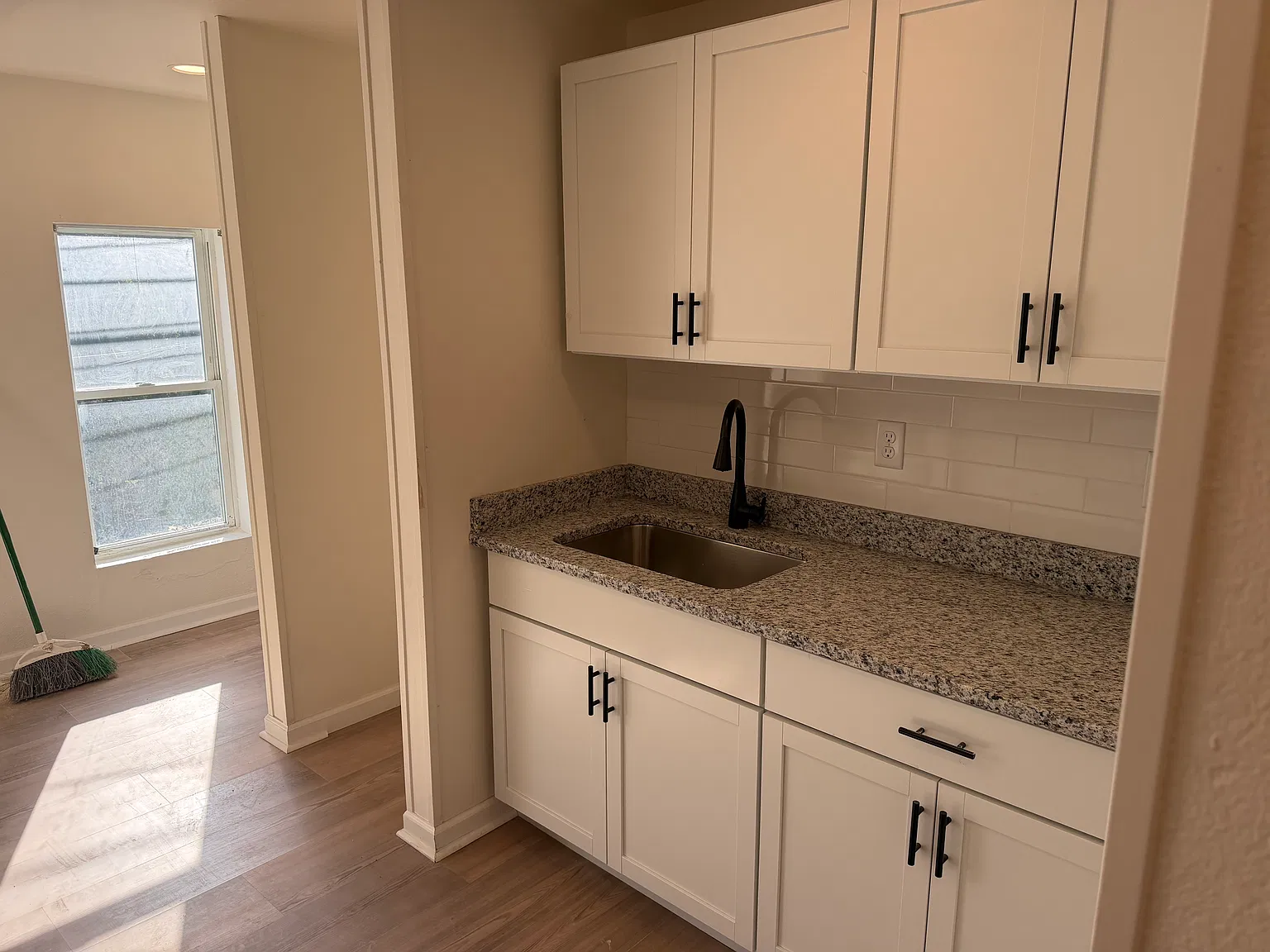 214 N College St — Photo 3