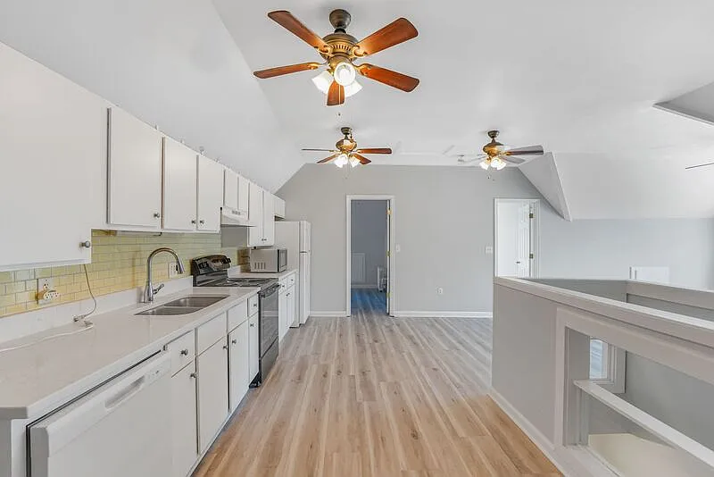 2 bed, 1.0 bath, 900 sqft, $1,725 — Photo 3