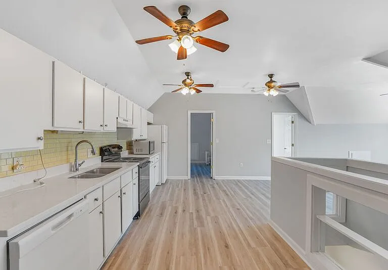 1122 Caroline St #4 — Photo 3