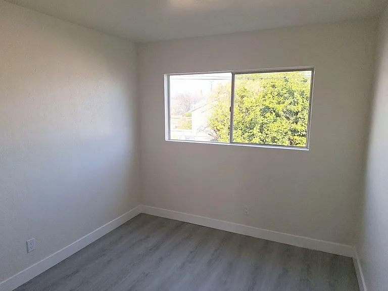 019-224-228 Wilson Ave — Photo 12