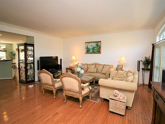 2nd image of 25 Chatterly Ct