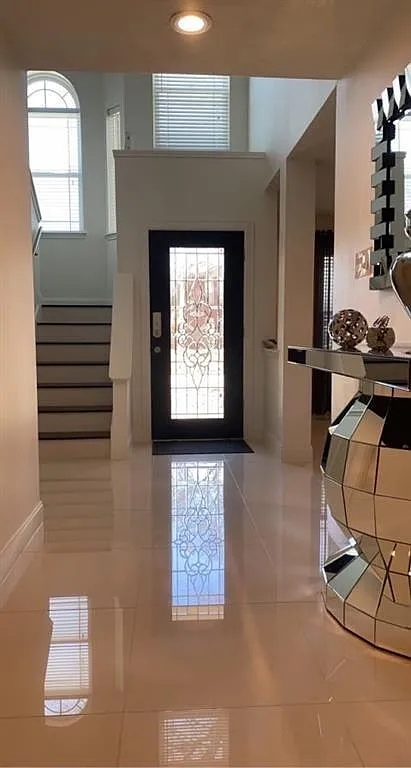 3 bed, 2.5 bath, 2286 sqft, $2,700 — Photo 2