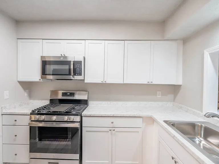 1355 E 60th St Duplex — Photo 6