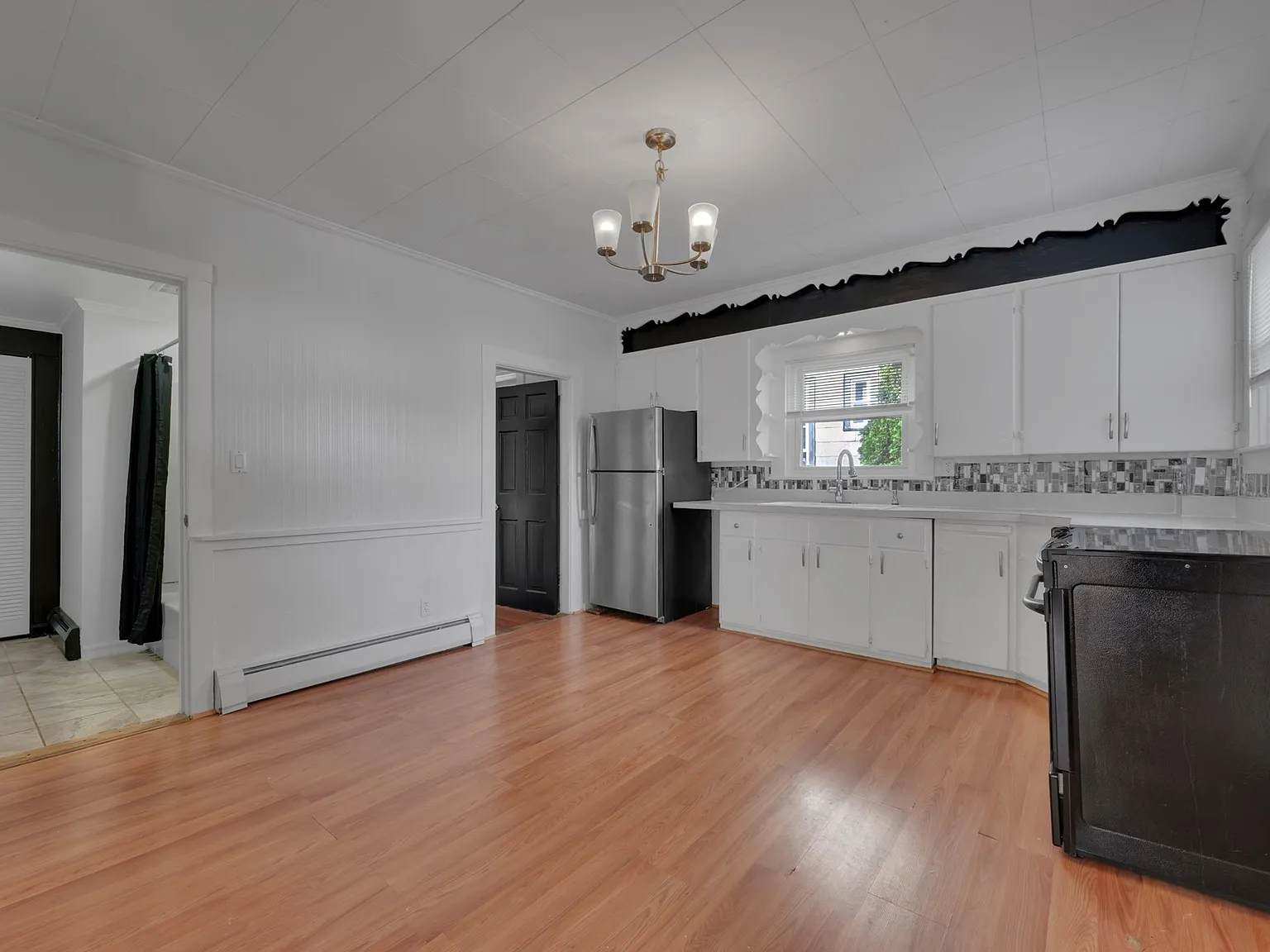 3 bed, 1.0 bath, 1088 sqft, $2,100 — Photo 2