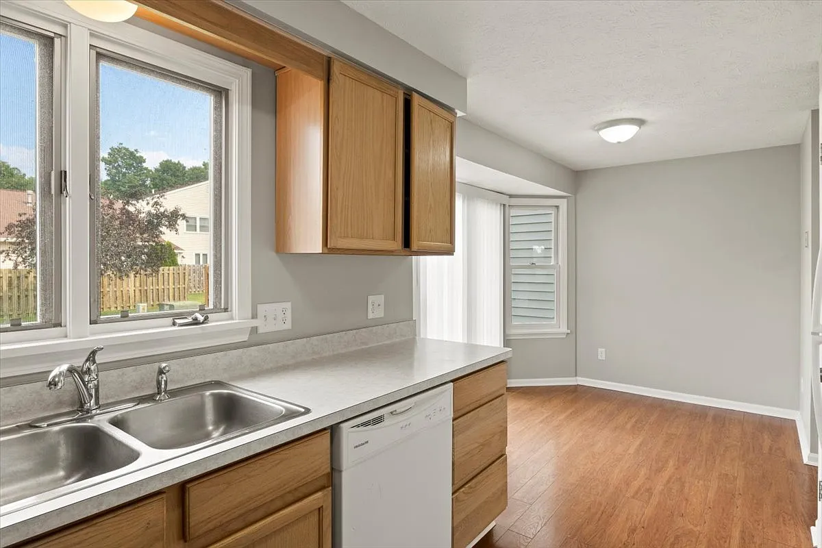 3 bed, 1.5 bath, 1360 sqft, $2,495 — Photo 3