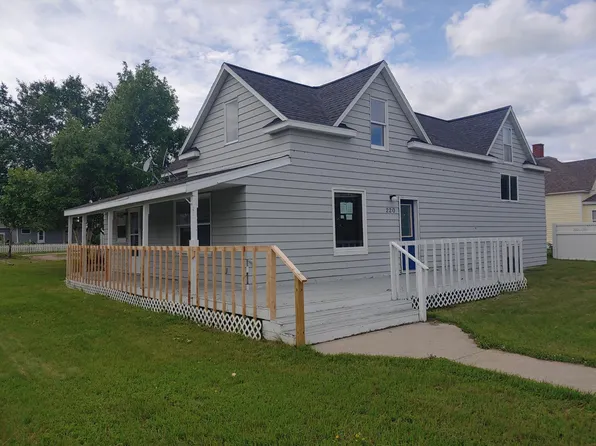 220 4th St S, Roseau, MN 56726