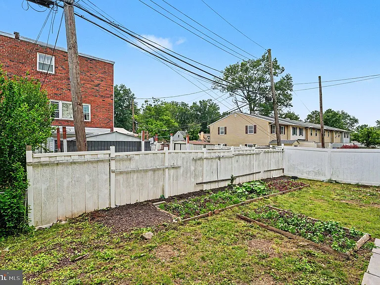 653 Franklin St — Photo 38
