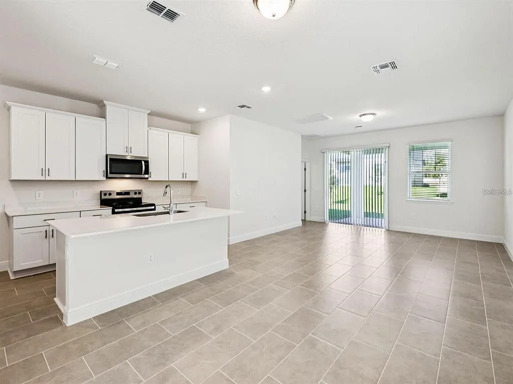 4 bed, 2.5 bath, 2082 sqft, $2,900 — Photo 4
