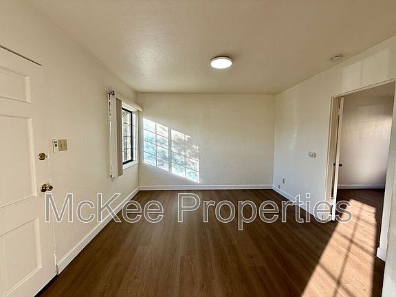 3rd image of 810 Diamond St