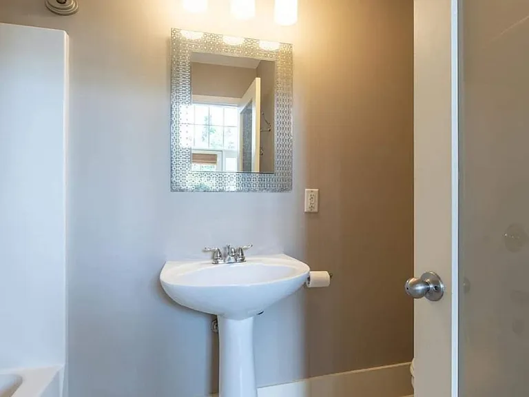 140 E Glenwood Ave #113 — Photo 7