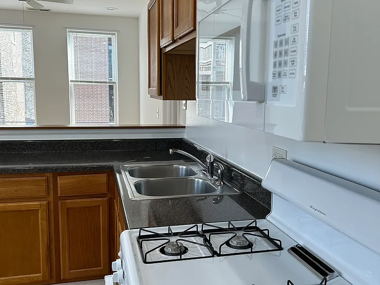 1731 W 17th St #8 — Photo 13