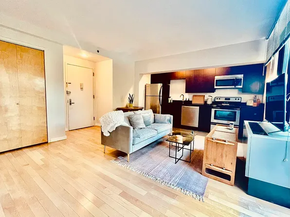 1595 Lexington Avenue image 1 of 13